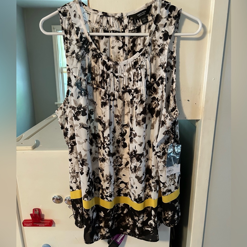 NWT Simply Vera Patterned Tank